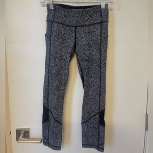 Lululemon black and white cropped leggings. Size 2.